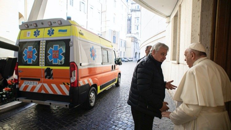 Der Krankenwagen ist für die Ukraine bestimmt