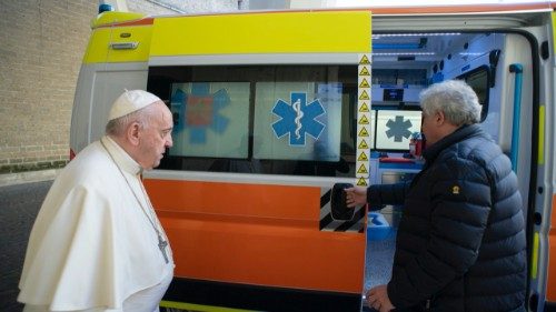 Krajewski viaja a Ucrania para entregar una ambulancia donada por el Papa
