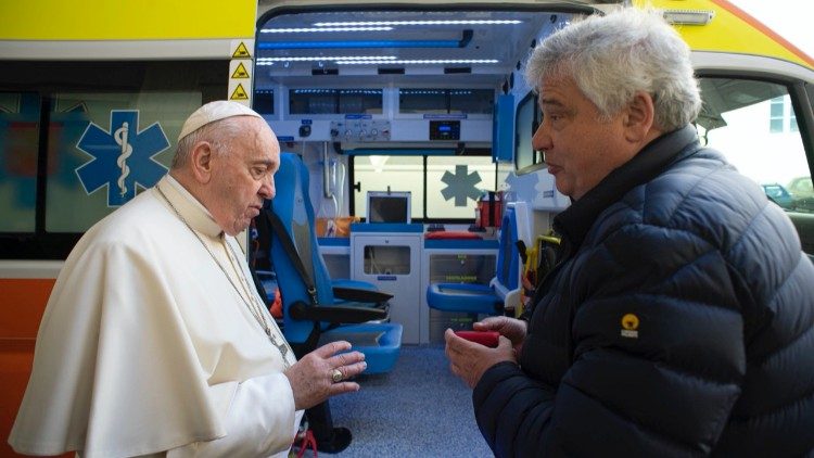 Papst Franziskus segnet den Krankenwagen im Vatikan