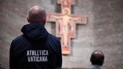 Athletica-Vaticana-preghiera-maratoneta-pace-crocifisso-San-Lorenzo.jpg