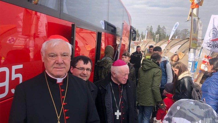 Kardinal Gerhard Ludwig Müller bei seinem Besuch am Freitag im polnischen Grenzgebiet zur Ukraine. Radio Vatikan erreichte ihn  im polnischen Dorf Medyka, 13 km östlich von Przemysl und 86 km vom ukrainischen Lemberg entfernt.