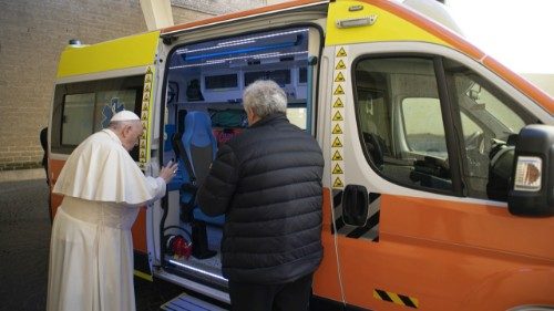 Cardeal Krajewski entrega na Ucrânia ambulância doada pelo Papa