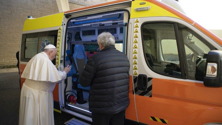 Ferenc pápa megáldotta  mentőautót  