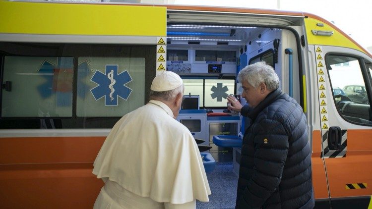 Il Papa insieme all'Elemosiniere che gli mostra la prima ambulanza da donare all'Ucraina