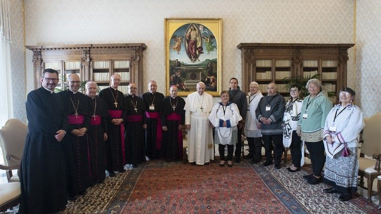 Papa Francisc primind reprezentanții comunității indigene “Inuit” din Canada.
