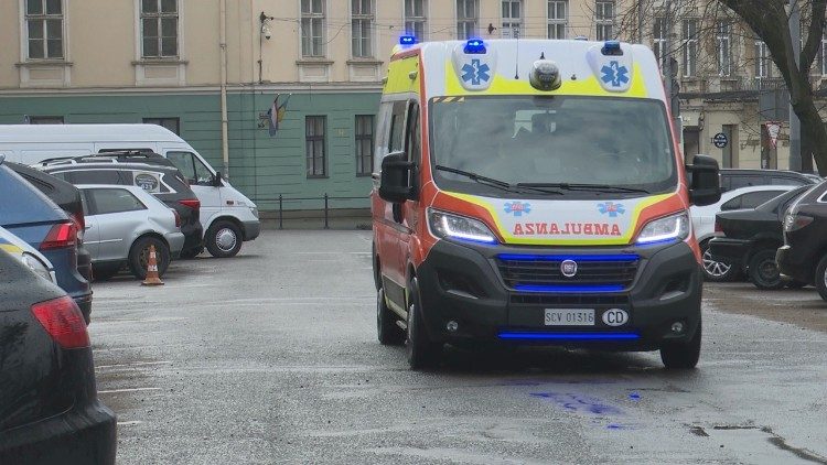 El Cardinal Krajewski entrega la ambulancia donada y bendecida por el Papa