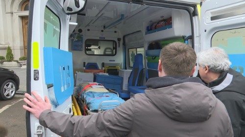 Kardinal Krajewski übergibt vom Papst gestiftete Ambulanz in der Ukraine