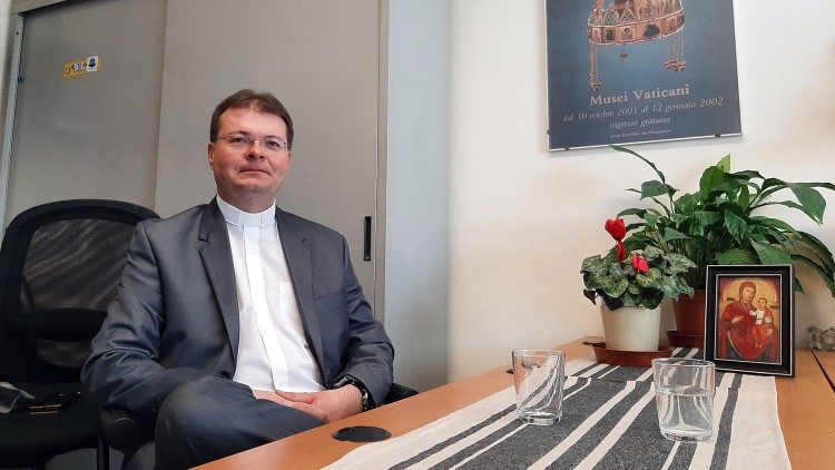 Fekete Szabolcs Benedek segédpüspök a Vatikáni Rádió magyar szerkesztőségében  