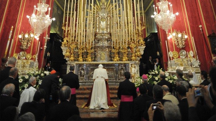 Benedikt XVI. med molitvijo v baziliki sv. Pavla v Rabatu