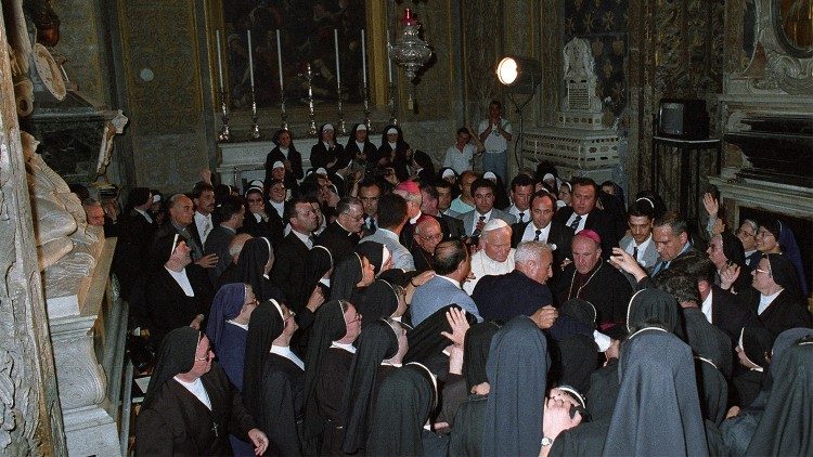 Malta (25 maggio 1990) Giovanni Paolo II incontra sacerdoti e religiosi nella Cattedrale di San Giovanni Battista.