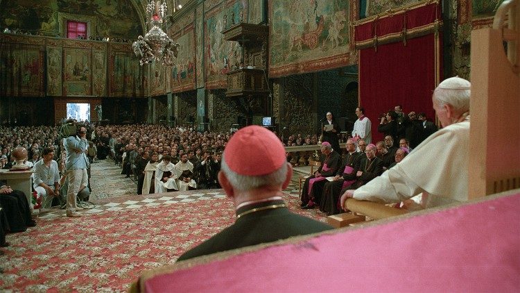 incontro di Giovanni Paolo II con sacerdoti e religiosi, a La Valletta (Malta, 25 Maggio 1990).