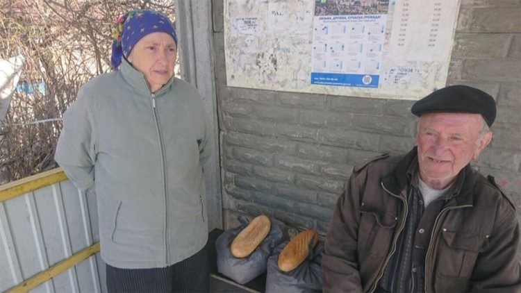 Anziani a Kharkiv con il pane distribuito dal Programma Alimentare Mondiale