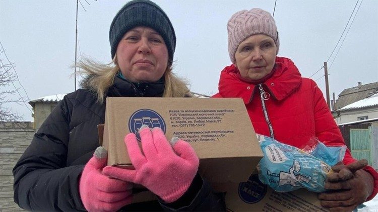 Due donne ucraine con pacchi di aiuti del Pam/Wfp