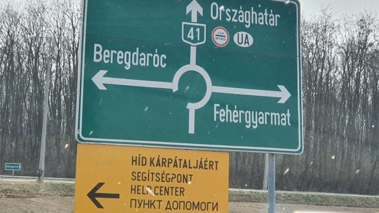 Le indicazioni per raggiungere l'hotspot alla frontiera tra Ungheria e Ucraina