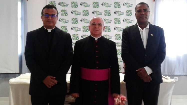 Dom Manuel António Mendes dos Santos, Bispo de São Tomé, na entrega do Alvará da Rádio Jubilar