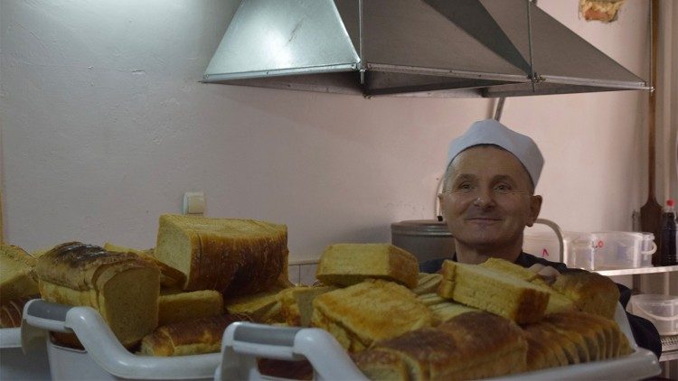 Ukraina: w Zaporożu albertyni wypiekają dla uchodźców chleb 