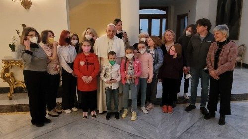 El Papa saluda a familias ucranianas antes de partir hacia Malta