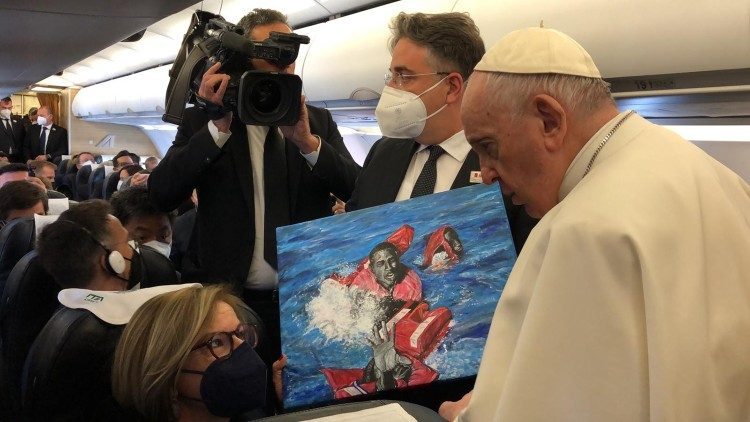 La periodista Eva Fernández entrega al Papa el cuadro del joven migrante Daniel