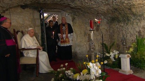 Papež Frančišek obiskal votlino sv. Pavla in bližnjo istoimensko baziliko