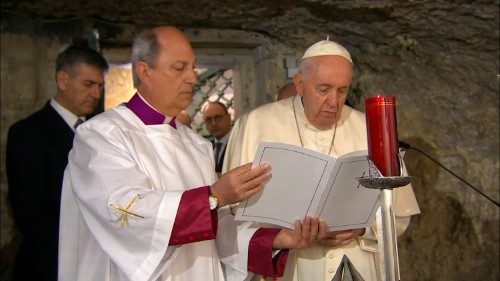 Malta, la preghiera di Francesco nella Grotta di San Paolo