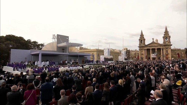 I fedeli durante la messa del Papa nel Piazzale dei Granai a Floriana