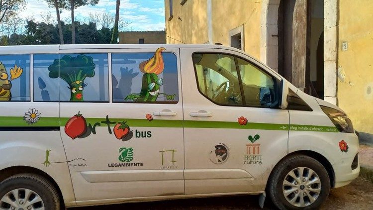 Ortobus, the electric van which brings Horticultura into the territory’s town squares