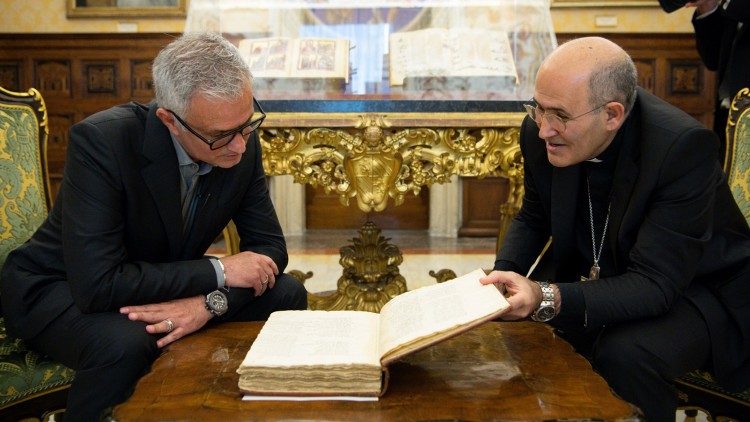 Tolentino mostrou a Mourinho livro do séc. 15-16 que recolhe "cantigas" medievais, mais de 1200 poemas em língua galego-portuguesa