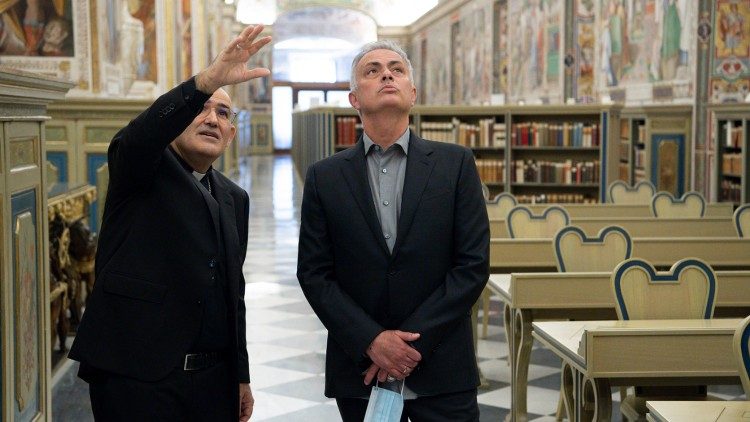 Il cardinale Tolentino mostra la Biblioteca Apostolica Vaticana all'allenatore Mourinho