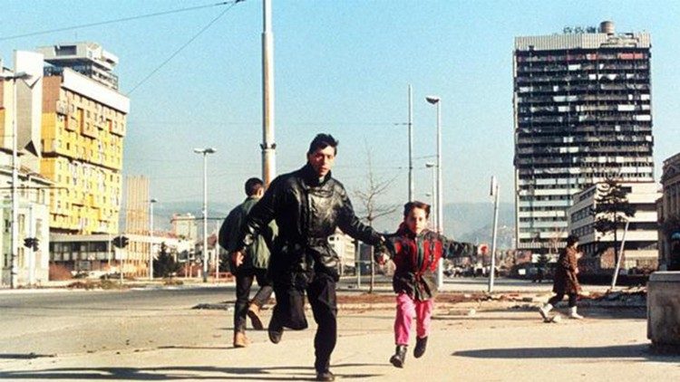 Cittadini di Sarajevo corrono per evitare il fuoco dei cecchini 