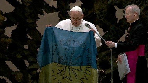 Papst Franziskus küsst Fahne aus Butscha – „Blut schreit zum Himmel“