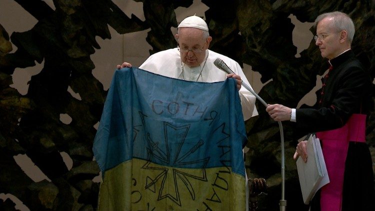 2022 m. balandžio 6 d. bendroji audiencija. Popiežius iškėlė ir pabučiavo Ukrainos vėliavą iš Bučos miesto