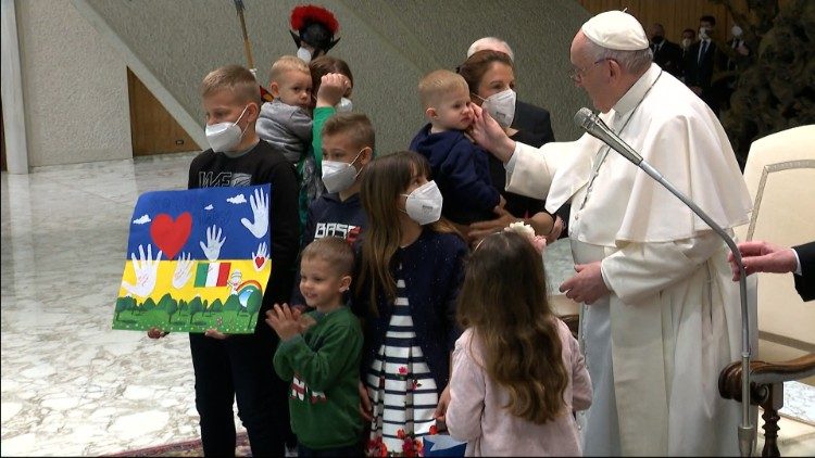 Papa Francisc și un grup de copii ucraineni la audiența generală de miercuri 6 aprilie 2022 în Aula Paul al VI-lea din Cetatea Vaticanului.