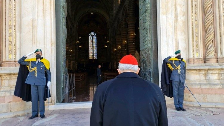 Kardinolas L. Sandri prie Orvieto katedros durų