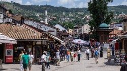 Sarajevo-oggi-turisti-assedio-guerra-Bosnia-30-anni.jpg