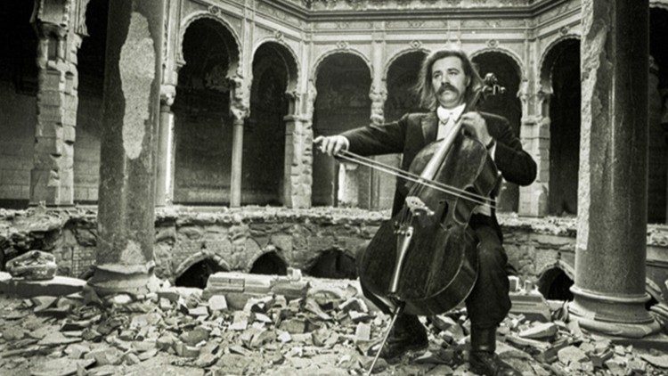 Música en la biblioteca bombardeada de Sarajevo. Foto de Kemal Hadzic