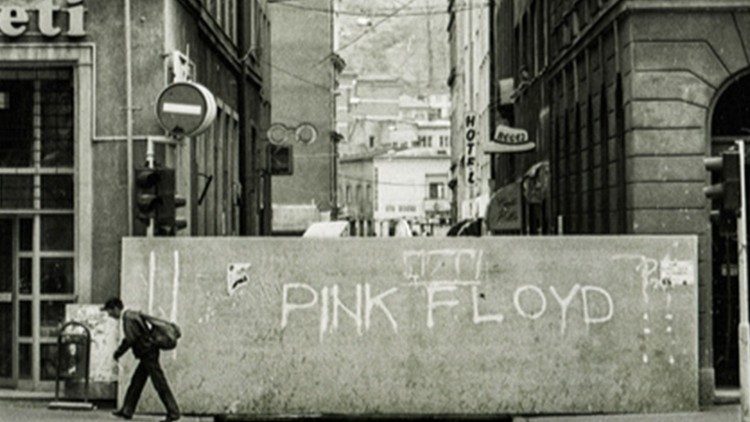 Sarajevo 1992-1995: una barrera para proteger a los transeúntes del fuego de los francotiradores: "Pink Floyd", foto de Kemal Hadzic.