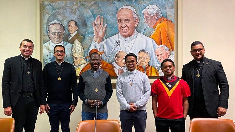 Alguns diáconos salesianos na Sala Marconi da Rádio Vaticano