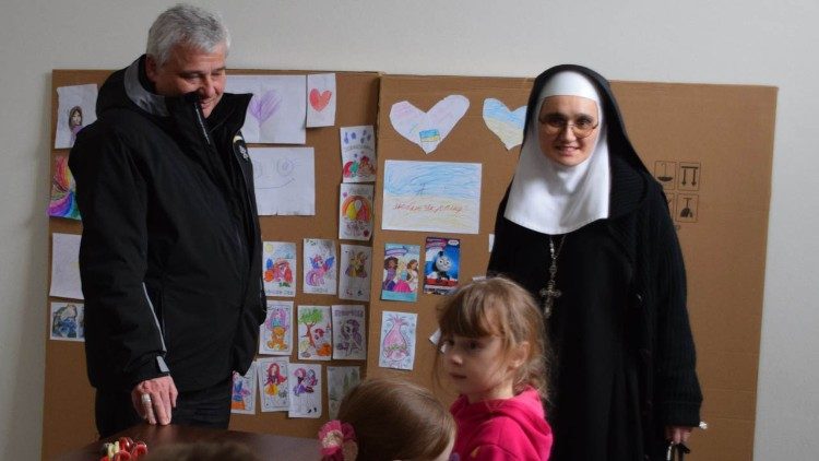 Kardinal Krajewski trifft im Benediktinerinnen-Kloster Flüchtlinge