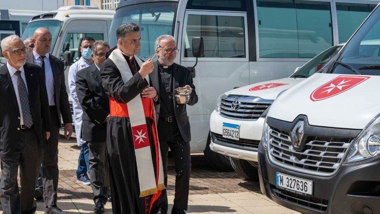 Le patriarche maronite Bechara Raï bénissant le nouveau centre de santé d'Ain el Remmaneh. 