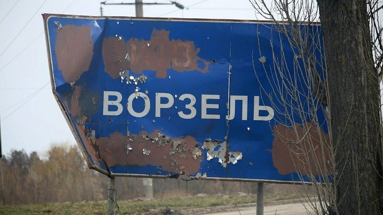 Il cartello che indica l'entrata di Vorzel città martire come Bucha e Mariupol