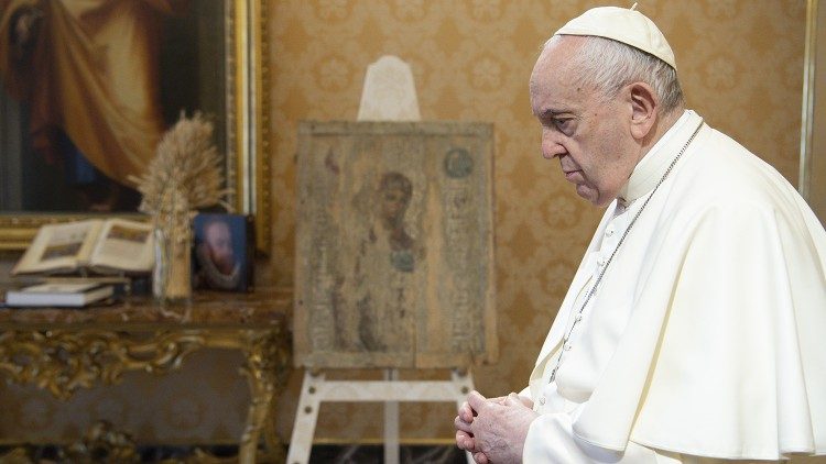 Popiežius prie Popelivo Dievo motinos ikonos