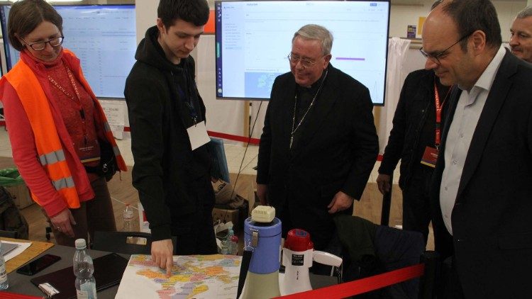 De izquierda a derecha, el cardenal Jean Claude Hollerich y el reverendo Christian Krieger, presidentes del Comece y de la CEC, en la frontera polaco-ucraniana (Alessandro Di Maio)