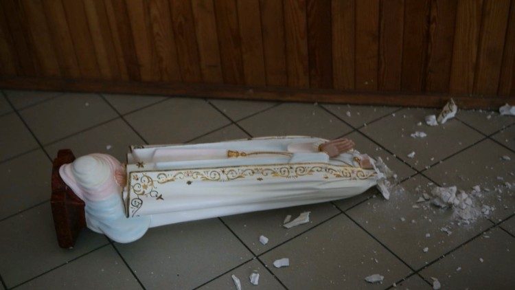 Imagem de Nossa Senhora destruída no seminário de Kiev