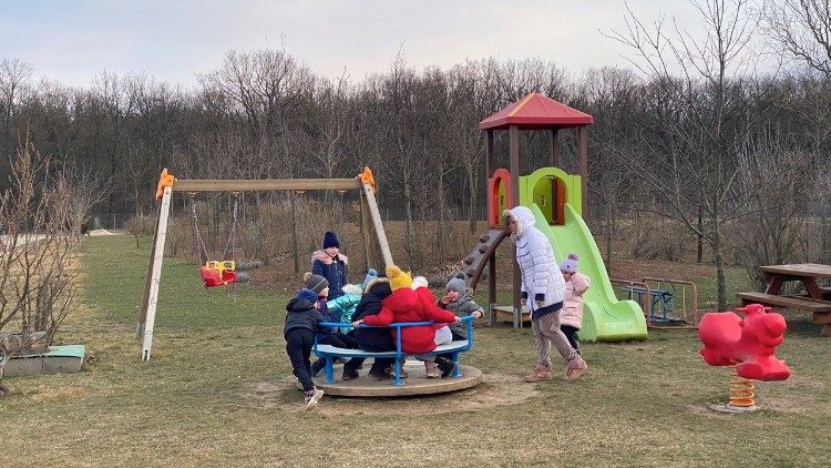 Crianças brincam nos jardins das casas de acolhimento disponibilizadas pelos carmelitas