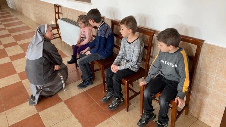 Una suora con alcuni bambini ucraini