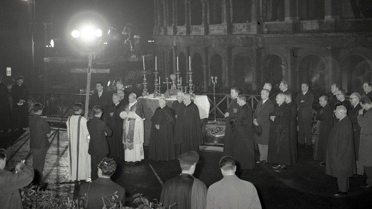 Via Sacra no Coliseu  comPaulo VI,  em 27 de março de 1964