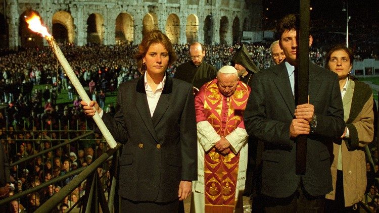 Johannes Paul II. bei einem Kreuzweg am Kolosseum, Karfreitag 1997