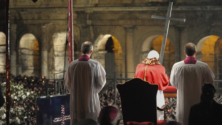 Via Sacra no Coliseu com Bento XVI, em 6 de abril de 2012