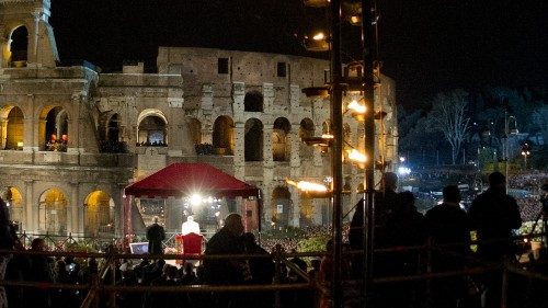 La Via Crucis al Colosseo, dalle origini ai giorni nostri