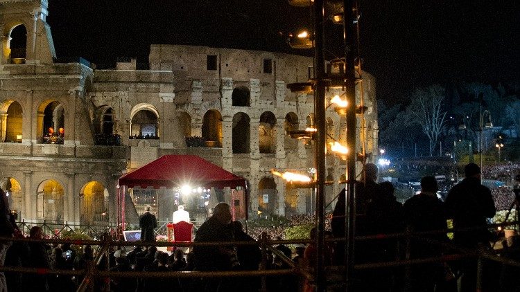 Archívny záber: Via Crucis v Koloseu 29. marca 2013